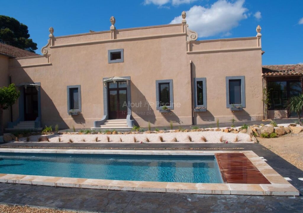 Piscine béton 12x3m Chateau la Sabine Saint Laurent de la Cabrerisse