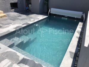 Piscine béton 5x3m terrasse en pierre bleue vin blue à Bizanet