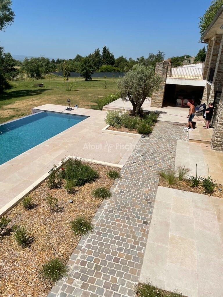 Piscine béton à débordement 15x4m à Villemagne