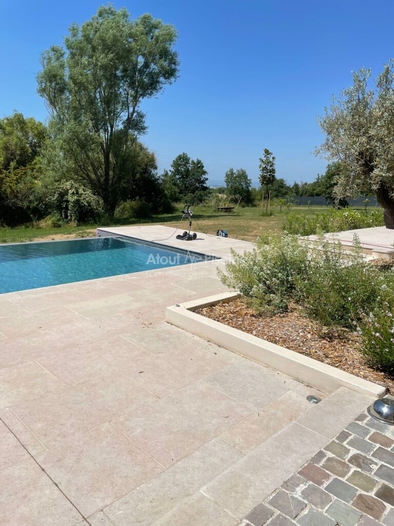 Piscine béton à débordement 15x4m à Villemagne