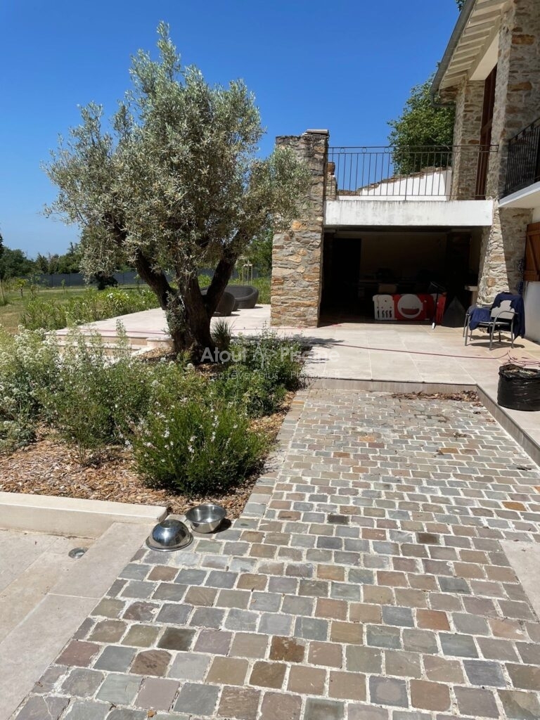 Piscine béton à débordement 15x4m à Villemagne