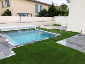 Piscine béton carrée 4x4m dallage et gazon à Toulouse