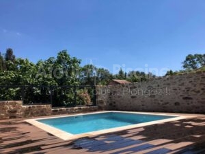 Piscine carrée en béton 4x4m plage en bois ipé à Boutenac