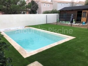 Piscine coque Cap Vert Mediester et gazon synthétique à Lézignan