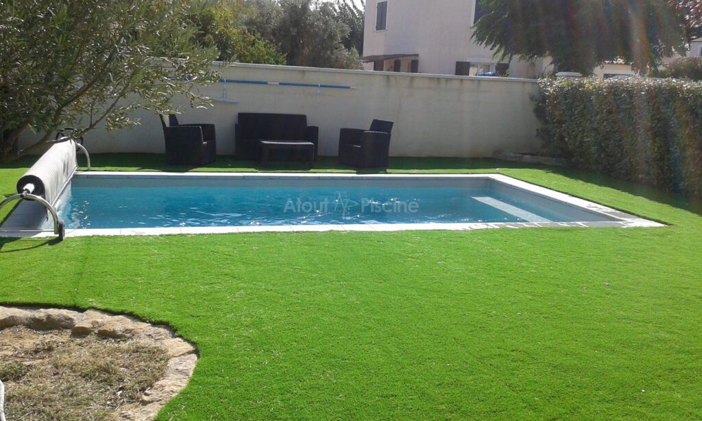 Plage de piscine en gazon synthétique