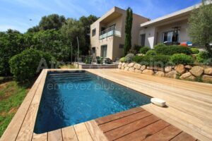 Piscine en béton 8x3m et plage en bois ipé à Narbonne