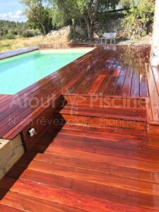 Piscine en béton 8×4 avec plages en bois ipé à Bages