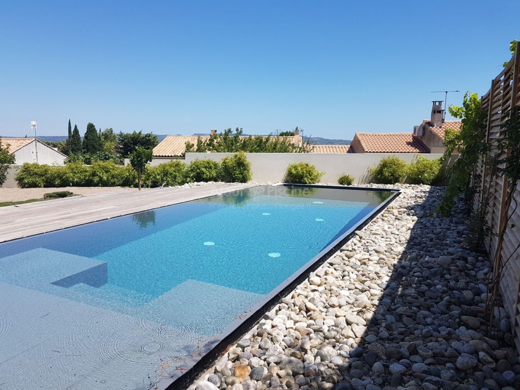 Piscine miroir 8x3m avec volet sous plage Narbonne