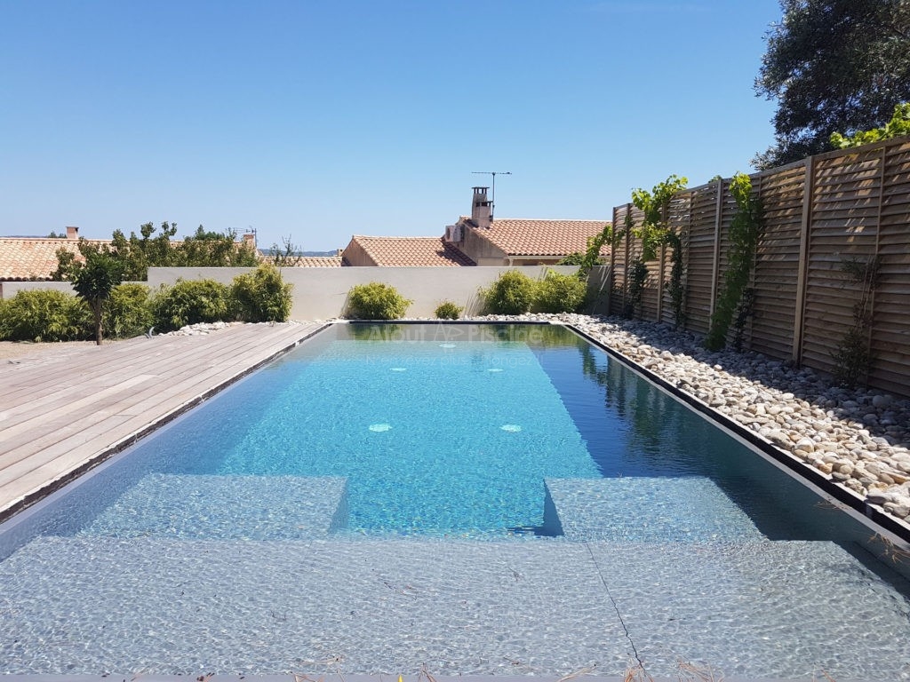 Piscine miroir 8x3m avec volet sous plage Narbonne