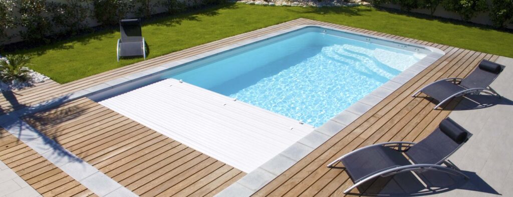 Piscine coque volet immergé